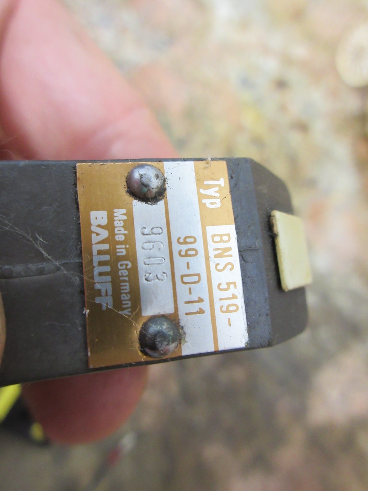 1996 HERMLE UWF 1202S CNC VERTICAL MILL BNS 519-99-D-11 BALLUFF LIMIT SWITCH