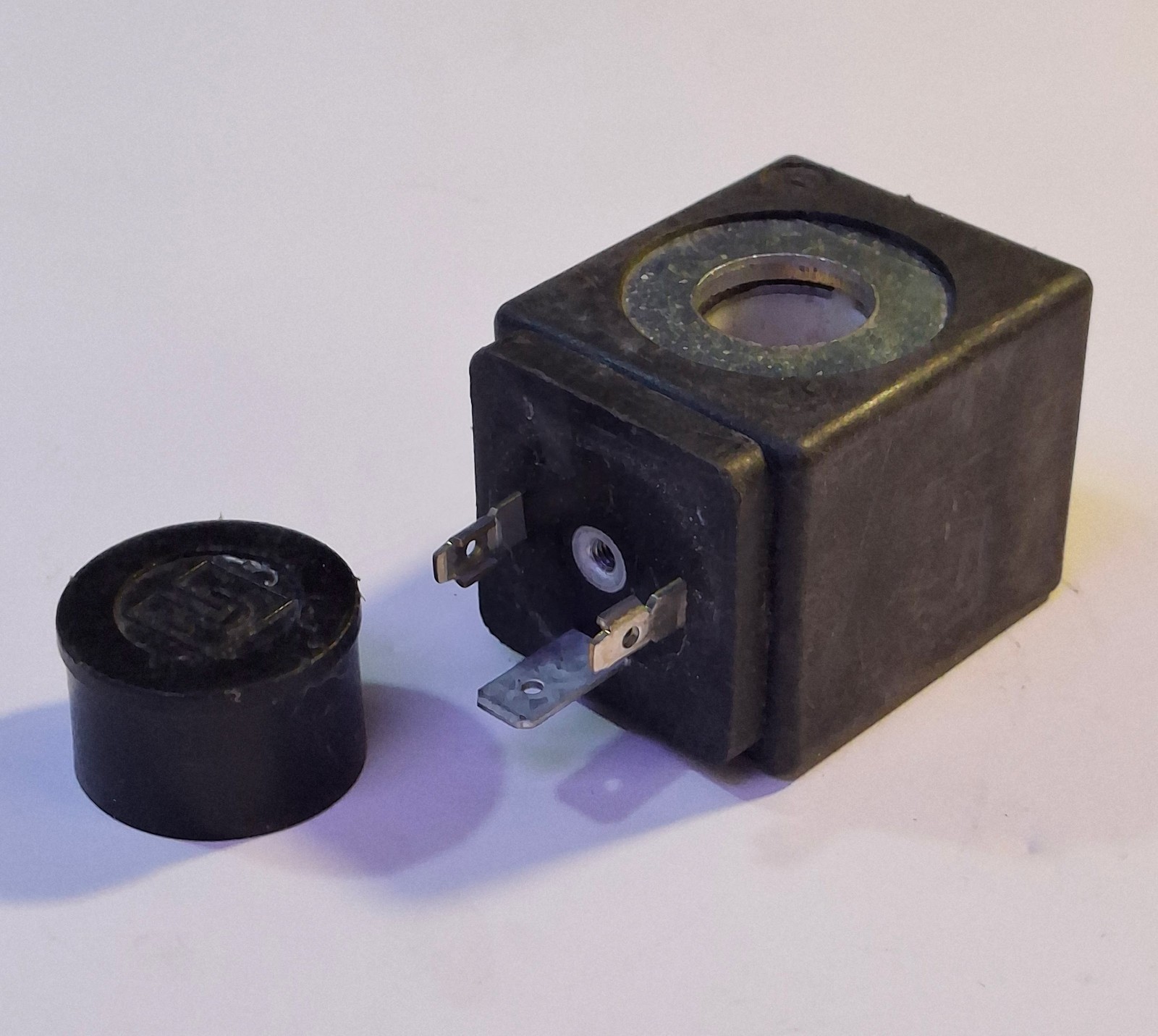 1 NEW PARKER COIL ZB09 9W 24V SOLENOID VALVE COIL NNB ***MAKE OFFER***