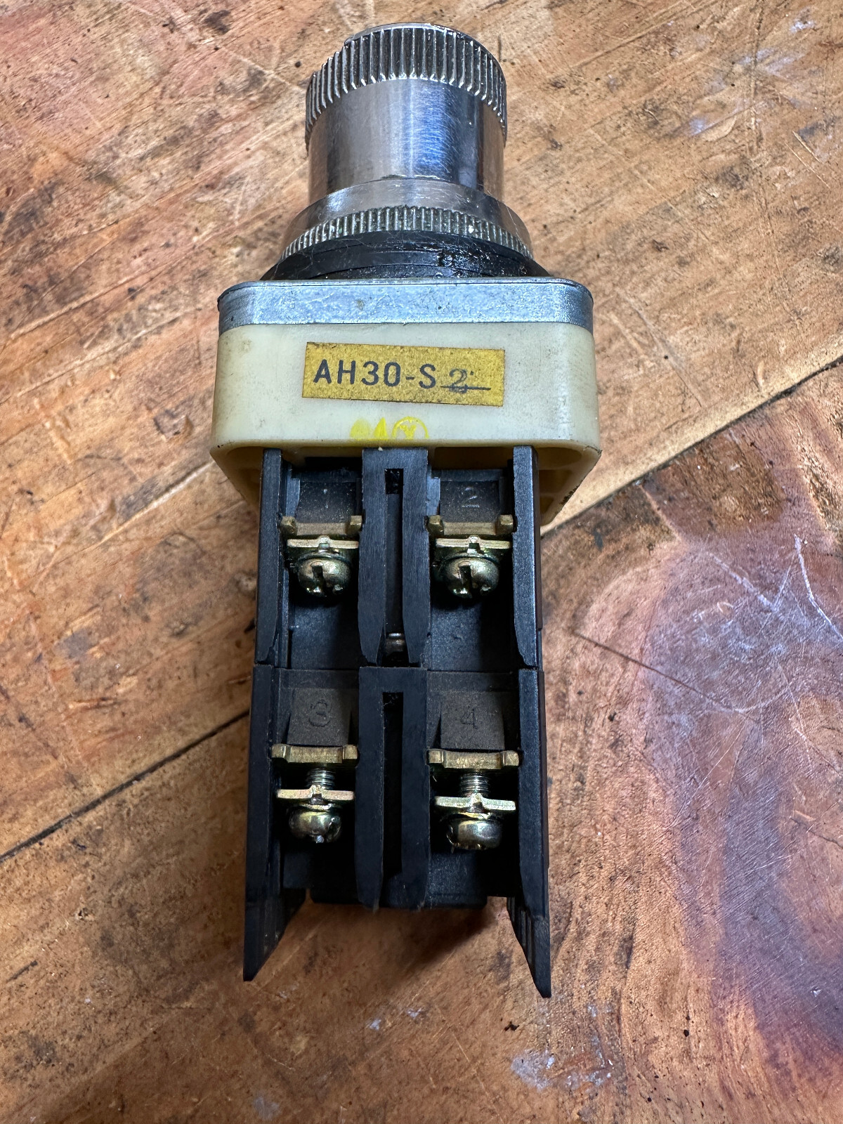 FUJI ELECTRIC AH25-F PUSHBUTTON MOMENTARY FLUSH ROUND HEAD GREEN 1 N.O.