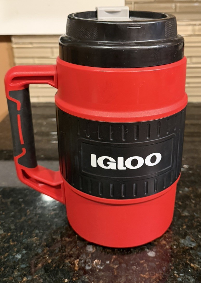 IGLOO Commercial Insulated Mug 1/2 gallon Red and Black Hot Cold. OS-IM532A-4