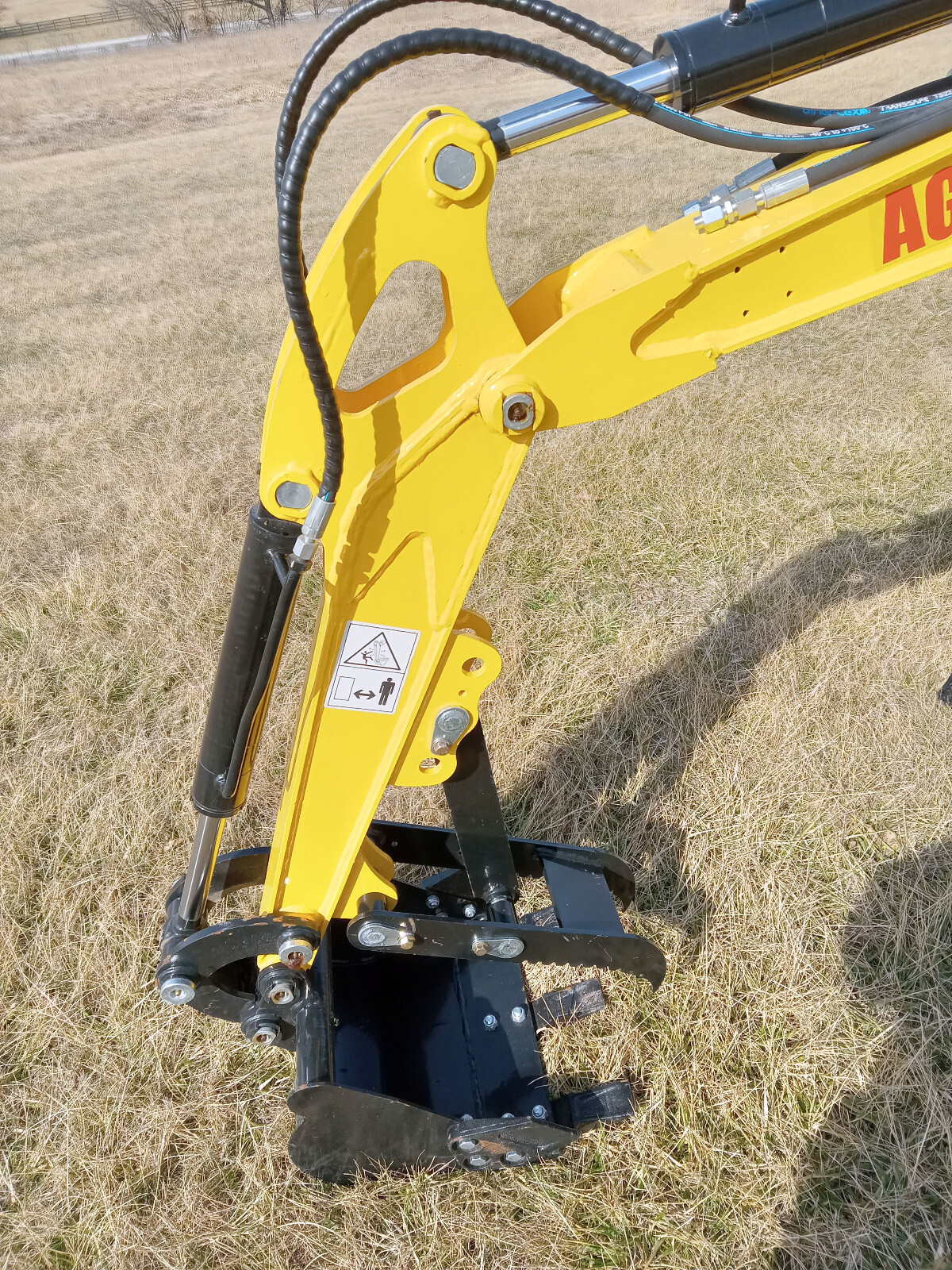 1 NEW 2024 AGT QH12R MINI EXCAVATOR MECHANICAL THUMB 15” BUCKET NNB *MAKE OFFER*