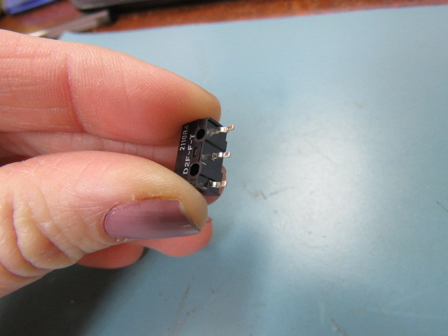 Omron Electronic Components D2F-F-T Qty of 40 per Lot SWITCH Switch pin plunger