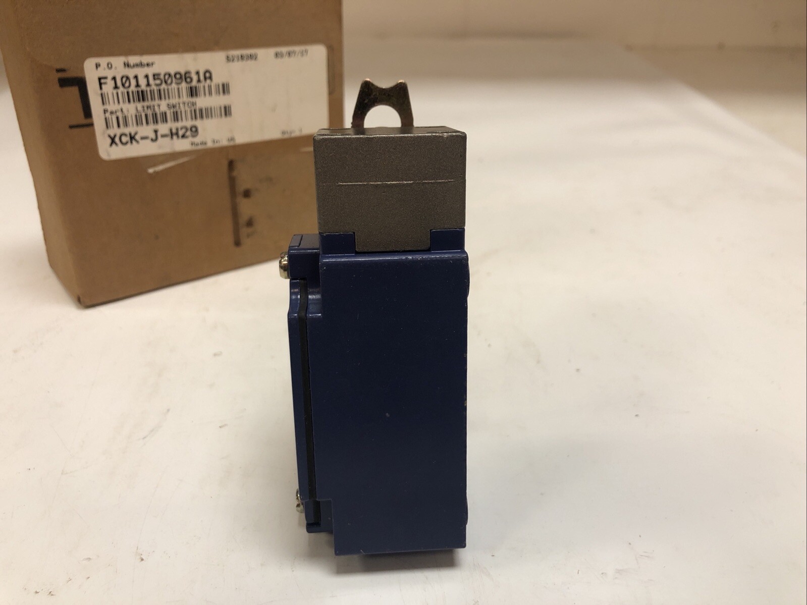 1 New Telemecanique Limit Switch With Arm XCK-J…H29, Ui 500V, AC 15. 240V 3A