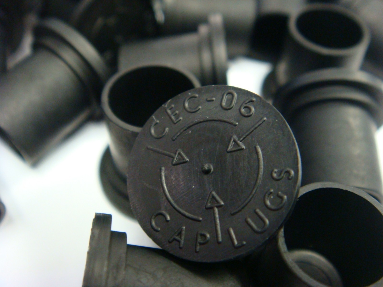 (50) CAPLUGS CEC-06 3/8″ BLACK CONDUCTIVE CAP FOR THREADED CONNECTORS