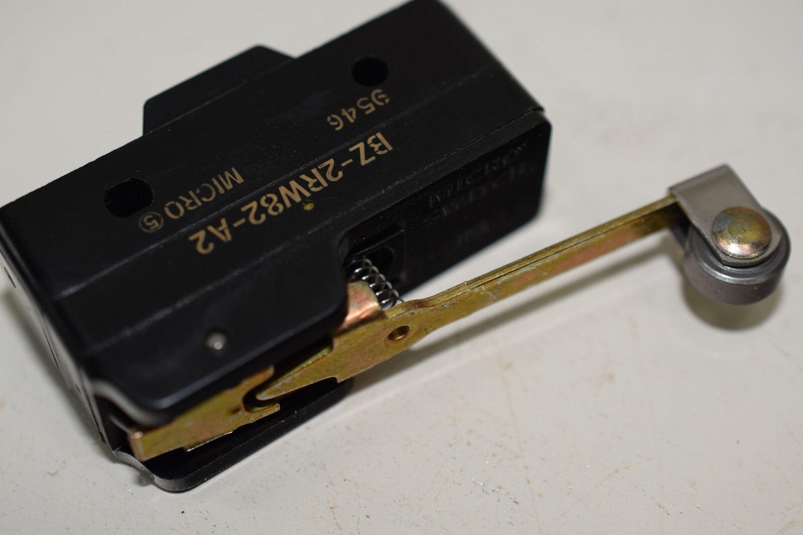Micro Switch Selecta BZ-2RW822-A2-BG, Roller Lever, Bottom Facing