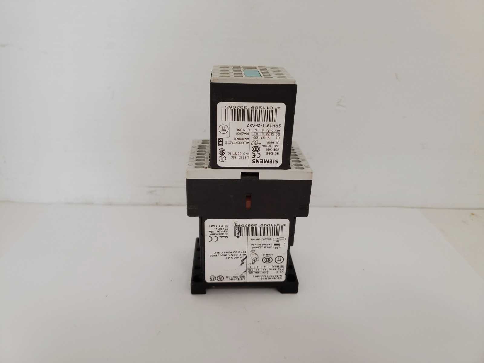 SIEMENS 3RH1122-2BB40 CONTACTOR 24VDC 2NO/2NC W/3RH1911-2FA22 CONTACTOR 2NO/2NC