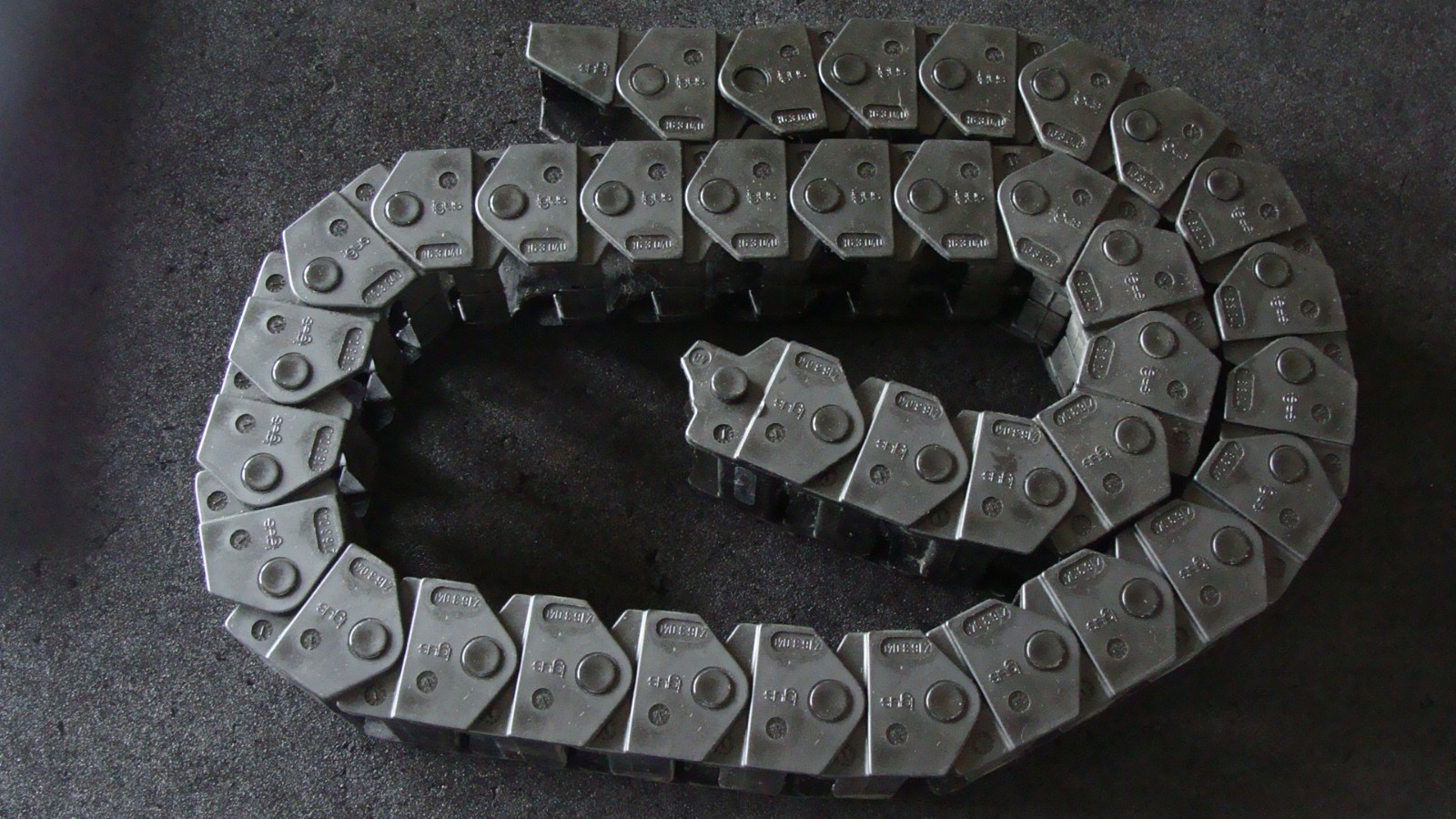 IGUS Z16.3.040 Plastic Chain Track. Made in Germany. 36 links, 45″ long, 1 1/2″