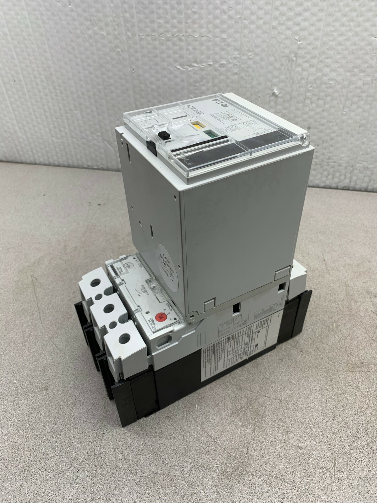 NEW EATON MOELLER 250AMP BREAKER WITH SYNCHRONIZED REMOTE OPERATOR NZM 2-XR