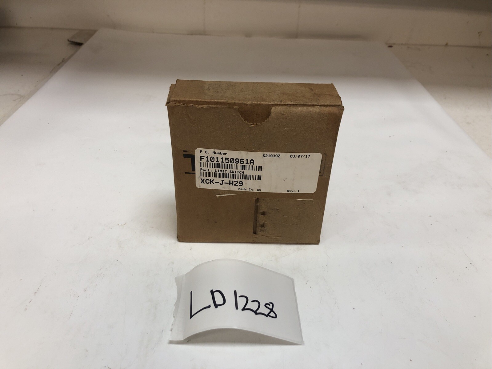 1 New Telemecanique Limit Switch With Arm XCK-J…H29, Ui 500V, AC 15. 240V 3A
