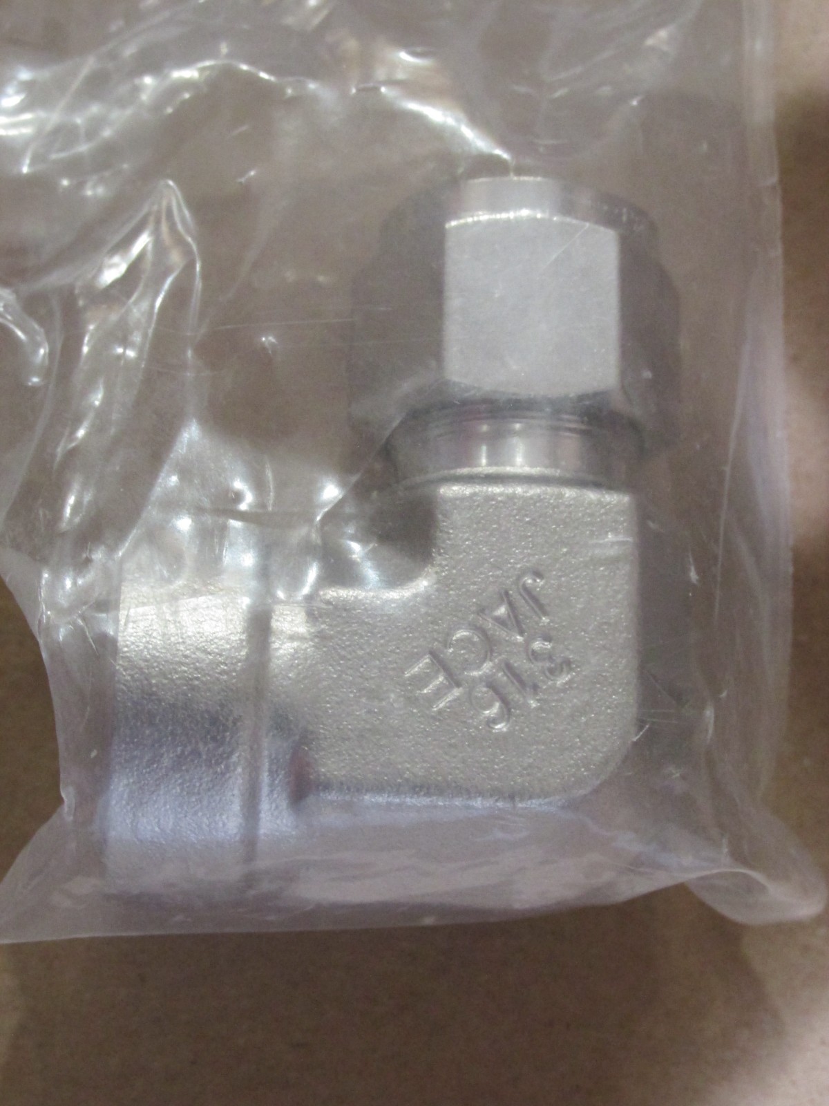 NEW PARKER 8FEL8N-316-C1 3/4″ FEMALE NPT 90° STAINLESS ELBOW TO 1/2″ OD