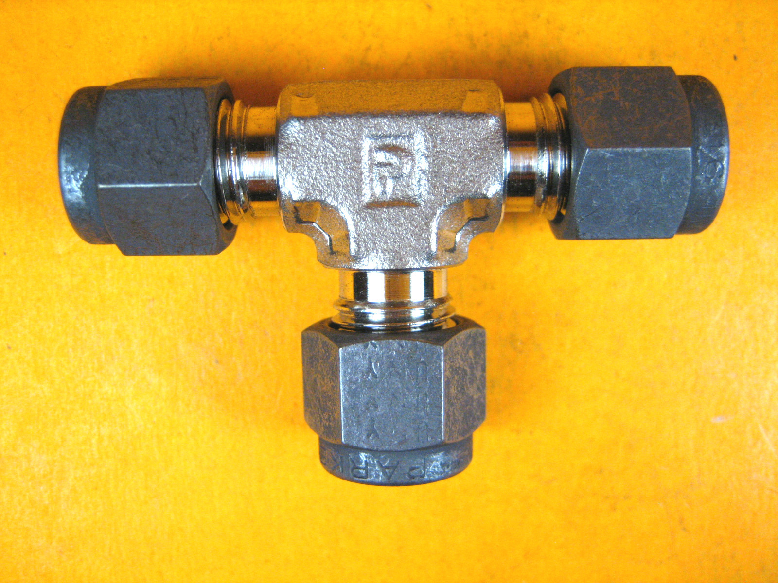 Parker – 4-4-4 JBZ-SS – SS Union Tee, 1/4″ Tube