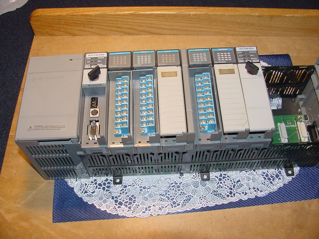 Allen Bradley PLC, SLC500 1746-A10 (2) SLC5/04 CPU, (2) DC-Source & (2) DC-Sink
