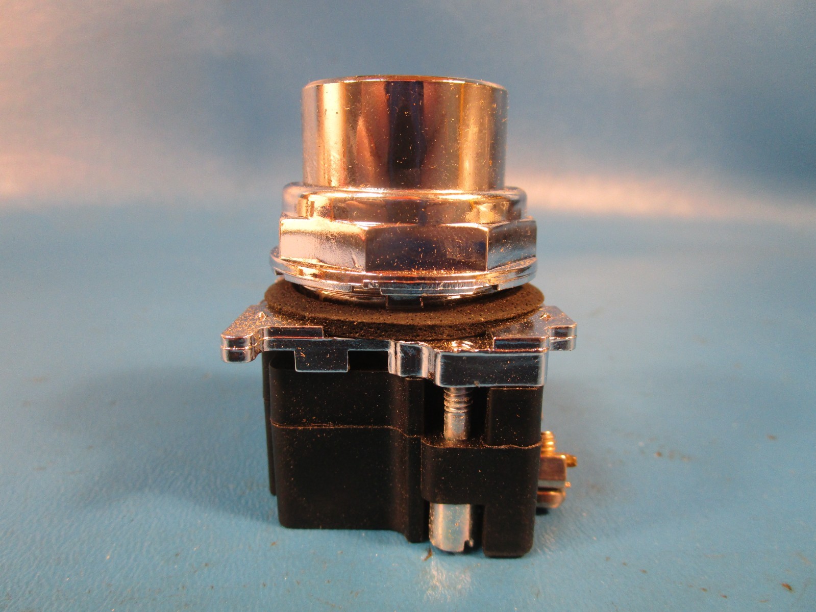 Cutler Hammer 10250T471, EATON 10250T PUSHBUTTON, 30.5 MM, THREE-POSITIONS