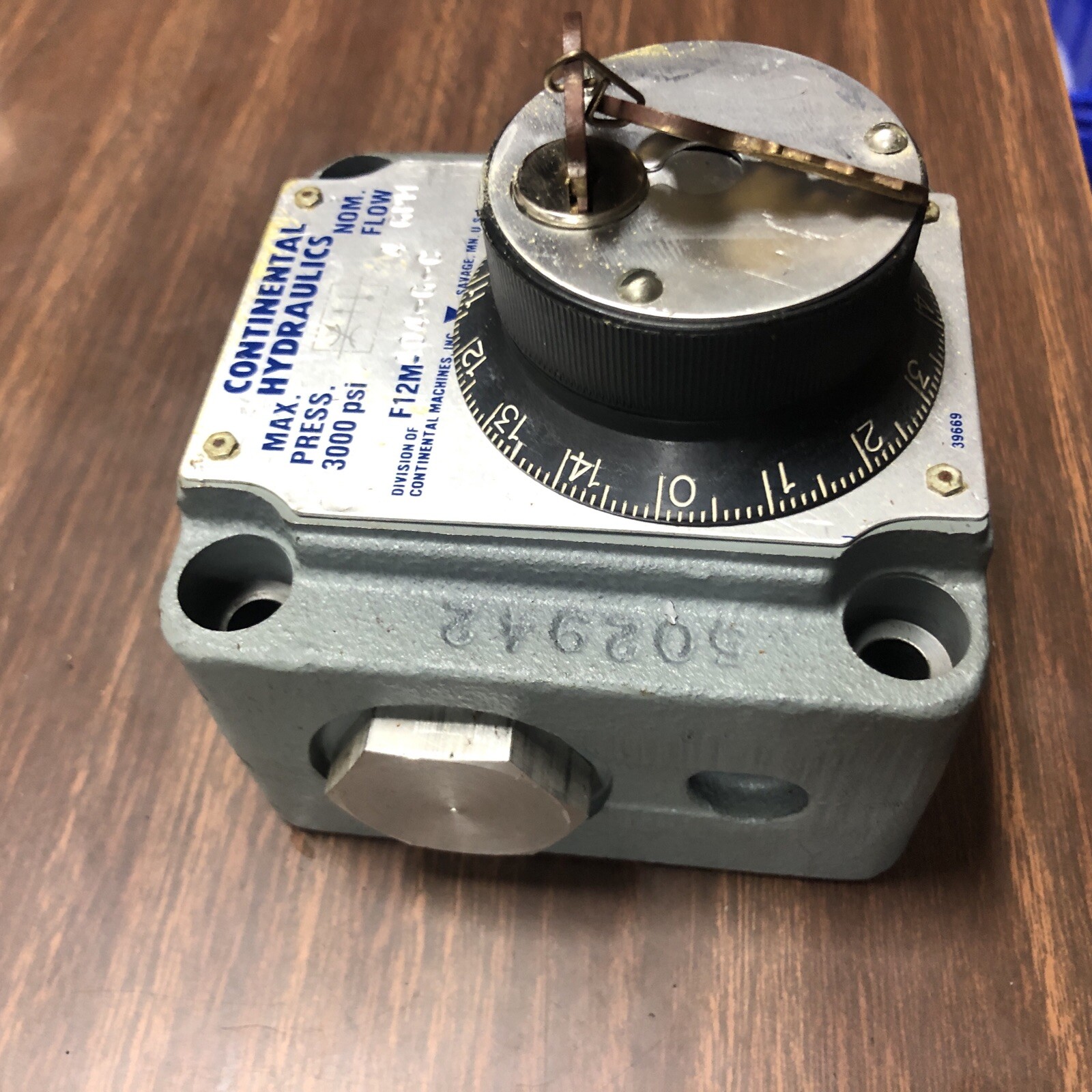 NEW CONTINENTAL HYDRAULICS F12M-A04-G-C KEYED FLOW CONTROL VALVE 3000 PSI MAX