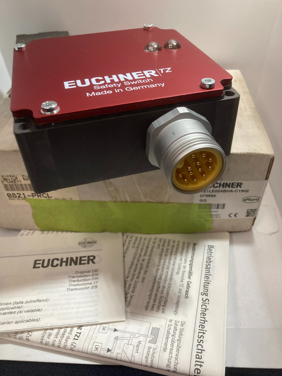 EUCHNER TZ1LE024BHA-C1902 SAFETY SWITCH 250V 4A 12 PINS FEMALE NIB