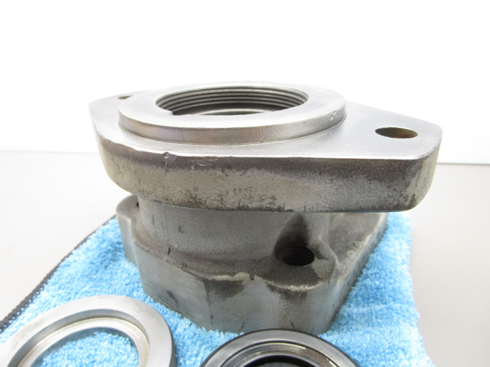 LYNCH Hydraulic Pump Tapered Bearing Front Cover Housing 2-Bolt Flange UA-1686-3