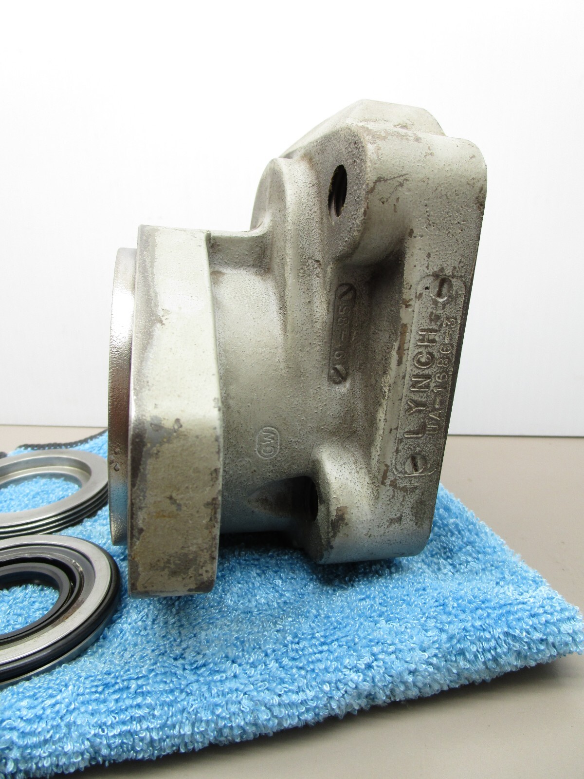 LYNCH Hydraulic Pump Tapered Bearing Front Cover Housing 2-Bolt Flange UA-1686-3