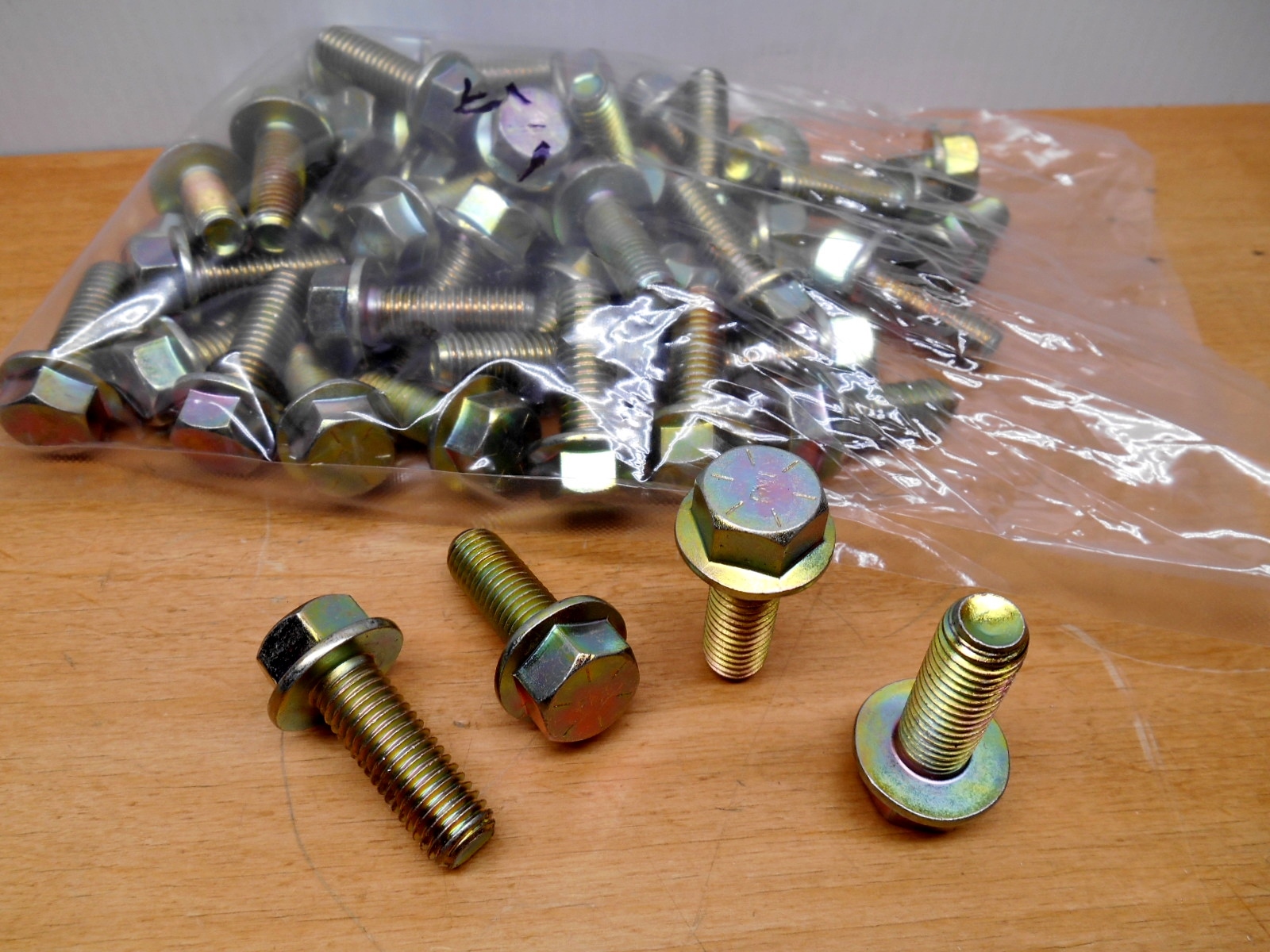 Bag of 25 Fmi 1/2″-13 x 1-1/2″ Steel Grade 8 Yellow Zinc Hex Flange Bolt