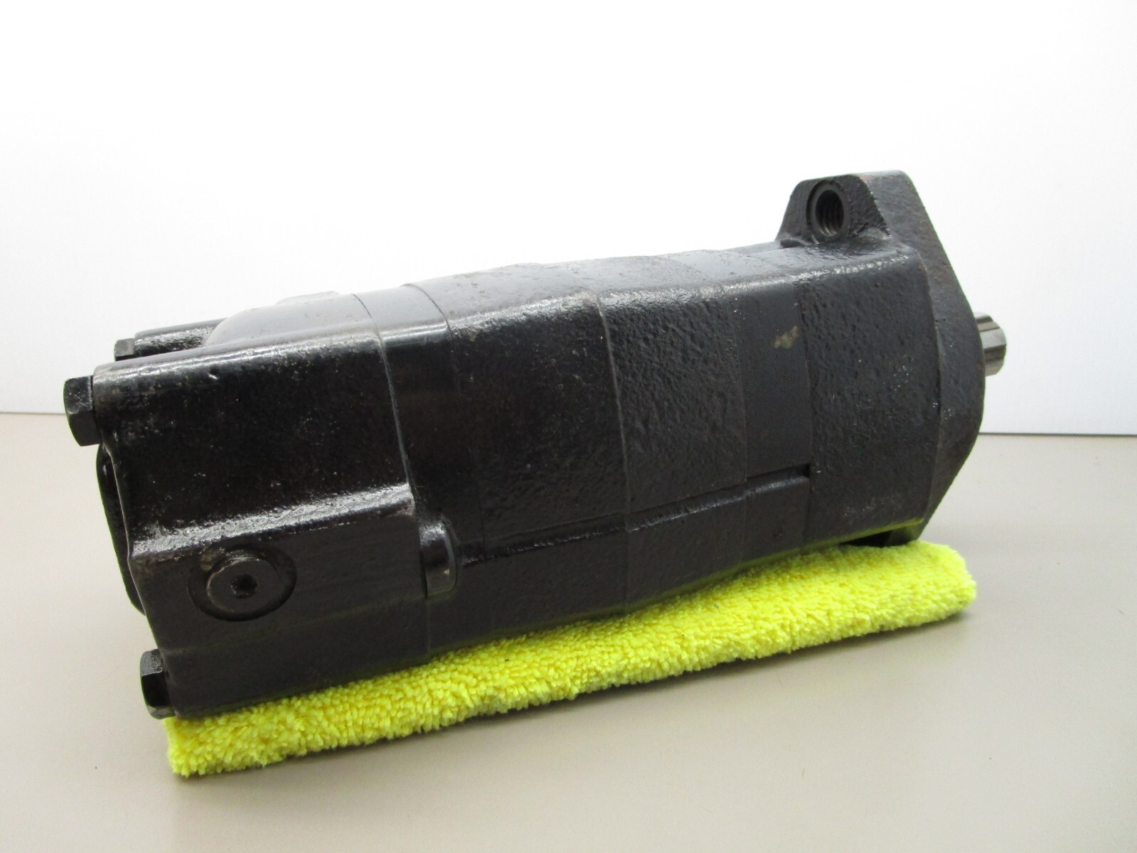 Eaton Corp 1041227-006 Hydraulic Drive Motor 6-Spline Char-Lynn 2000 Series