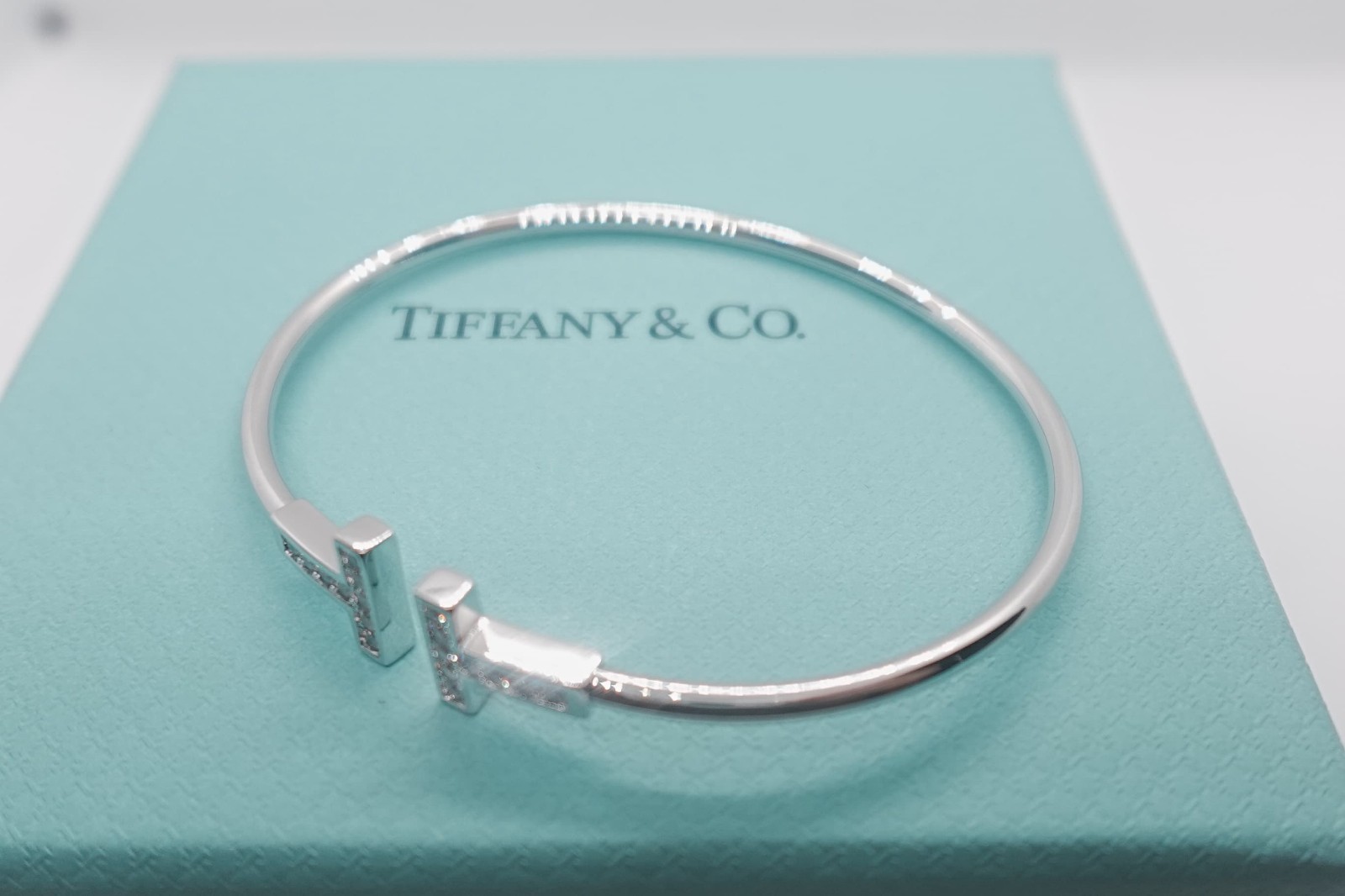 New.Tiiffany&Co.T Wire Bangle Bracelet 18k White Gold Diamond Size small
