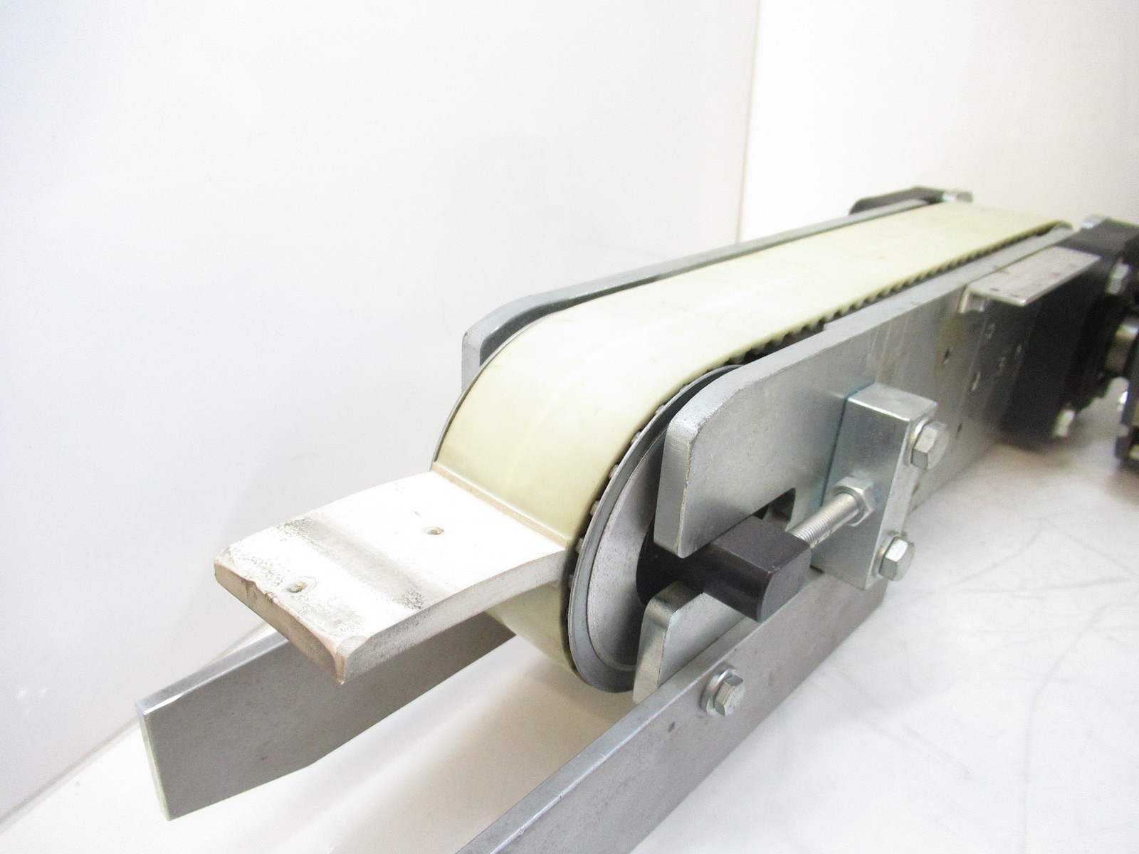 Cleated 16″ Conveyor W/ CSM H71A4 Gearmotor, 1380RPM