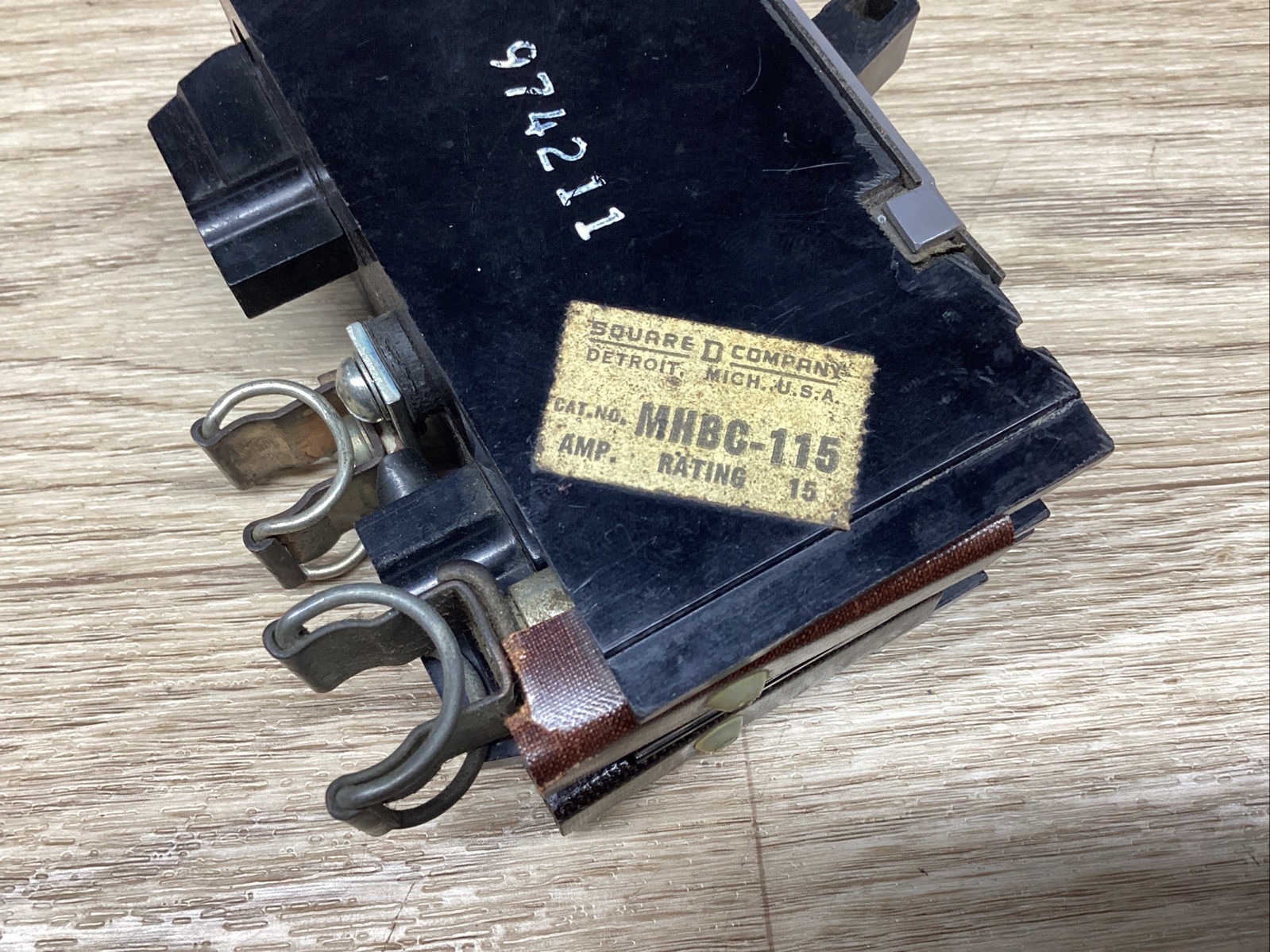 SQUARE D MHBC-115 15AMP 2POLE CIRCUIT BREAKER #822F131*CO