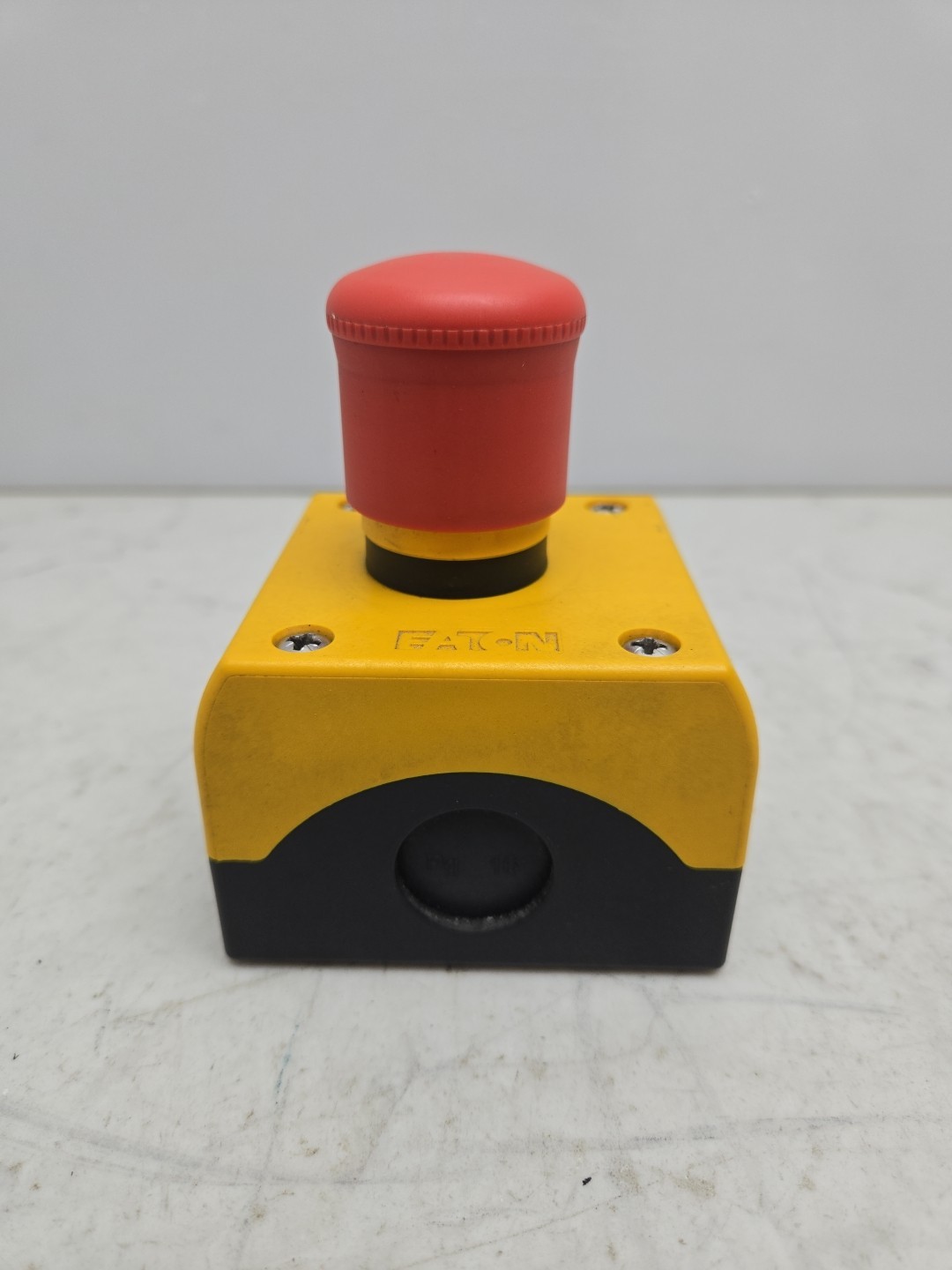 Eaton Emergency Stop Button Push Pull In Enclosure M22-KC01 Contact Block