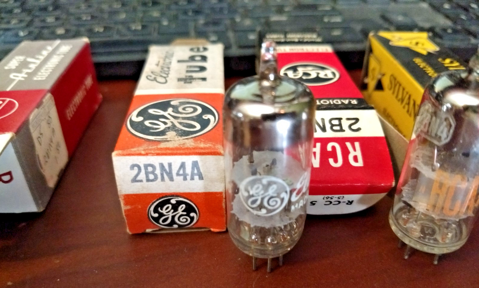 LOT OF 4 NOS ELECTRONIC TUBES 2BN4/A RCA GE SYLVANIA – STANDARD TUNER is RED TIP