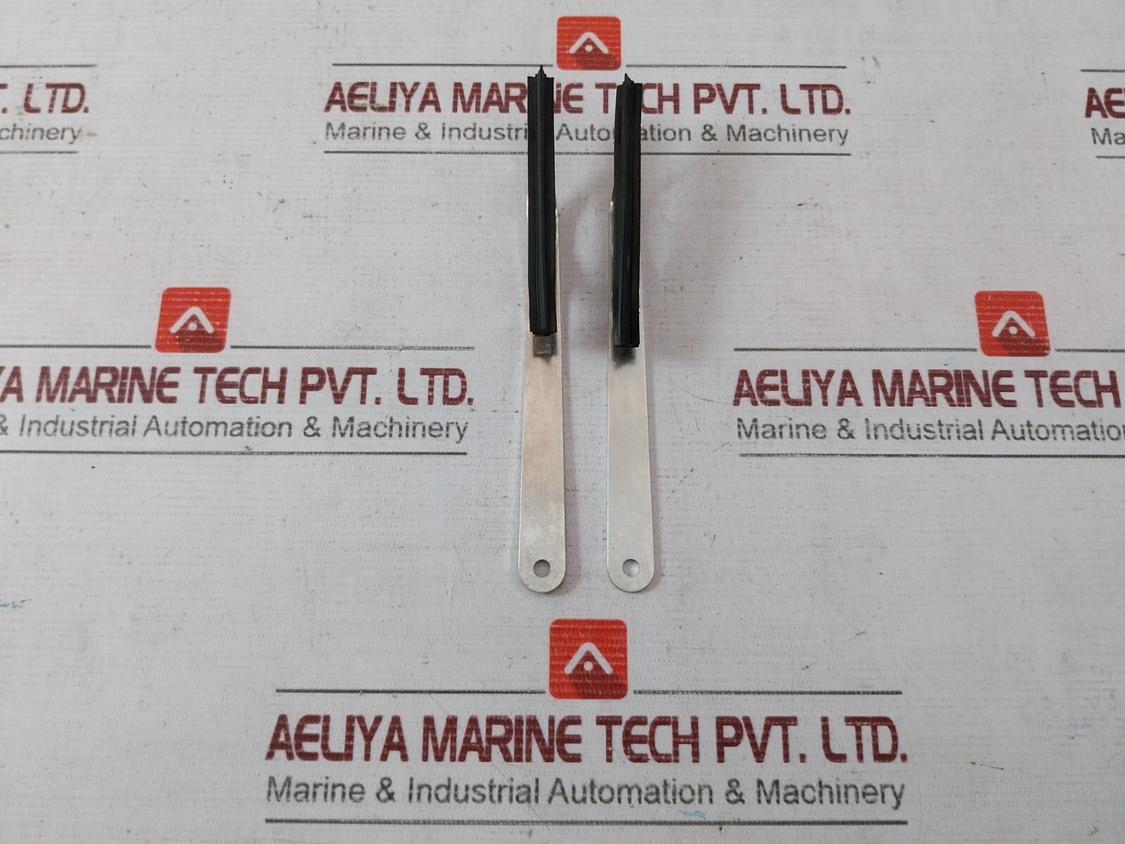 Hernis EX285W Wiper Arm Set for CCTV Monitoring System 81044 749-200.003
