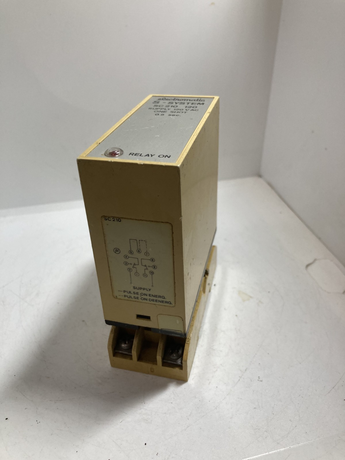 ELECTROMATIC SC210 120 TIMER RELAY 120VAC 45-65HZ 2W ONE SHOT 0.5 SEC. W/BASE