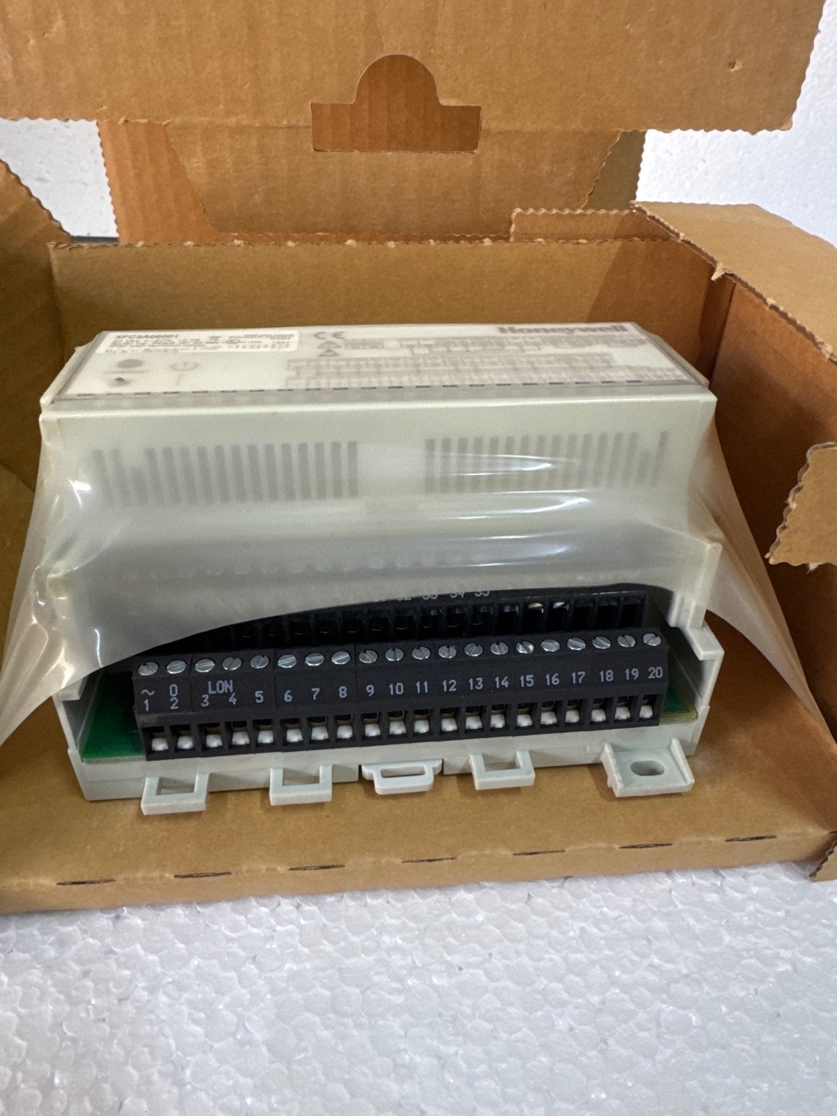HONEYWELL XFC3A06001 EXCEL SMART I/O WITH 4DI,4Rel,4NTC 20k,2AO 24 Vac