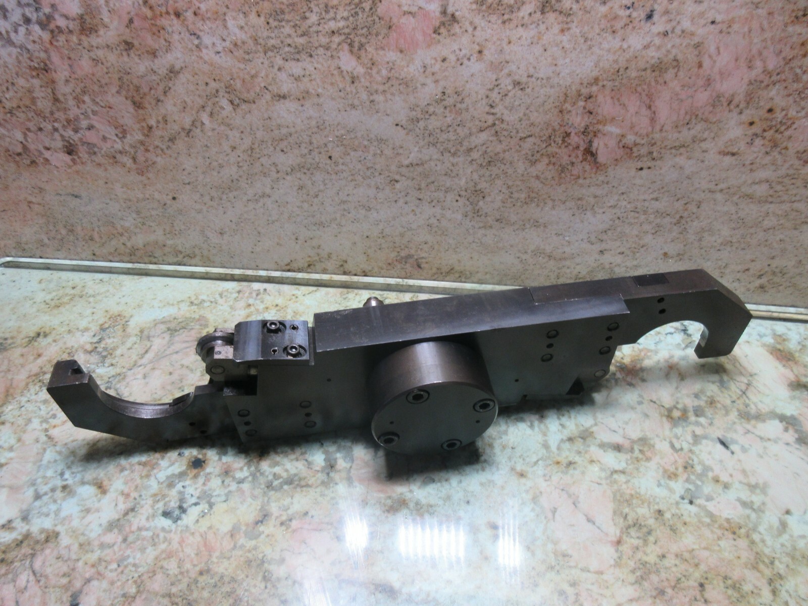OKUMA MC-4VB CNC VERTICAL MILL TOOL CHANGER CAROUSEL ARM HOLDER