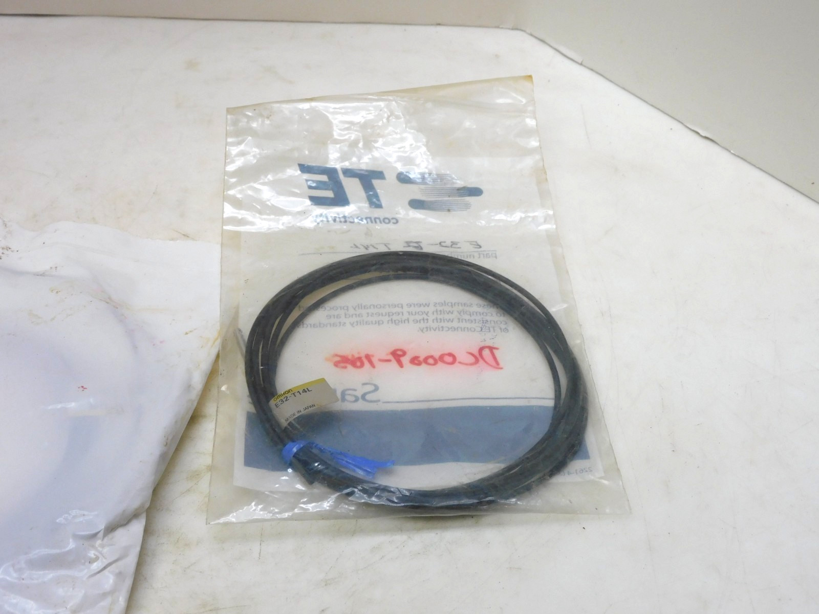 OMRON E32-T14L Photoelectric Switch Fiber Sensor Lot of 2