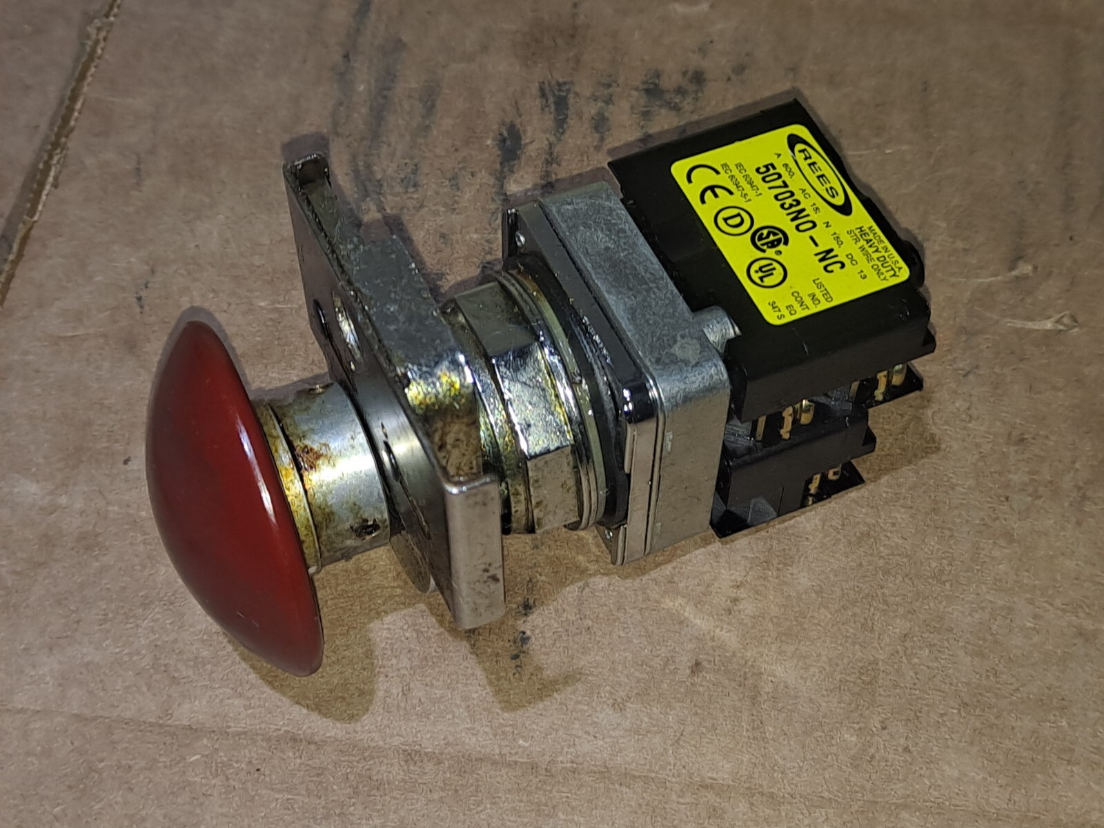 REES 40102-102 RED EMERGENCY STOP BUTTON W/ CONTACT BLOCK 50703NO-NC 50701 A NO