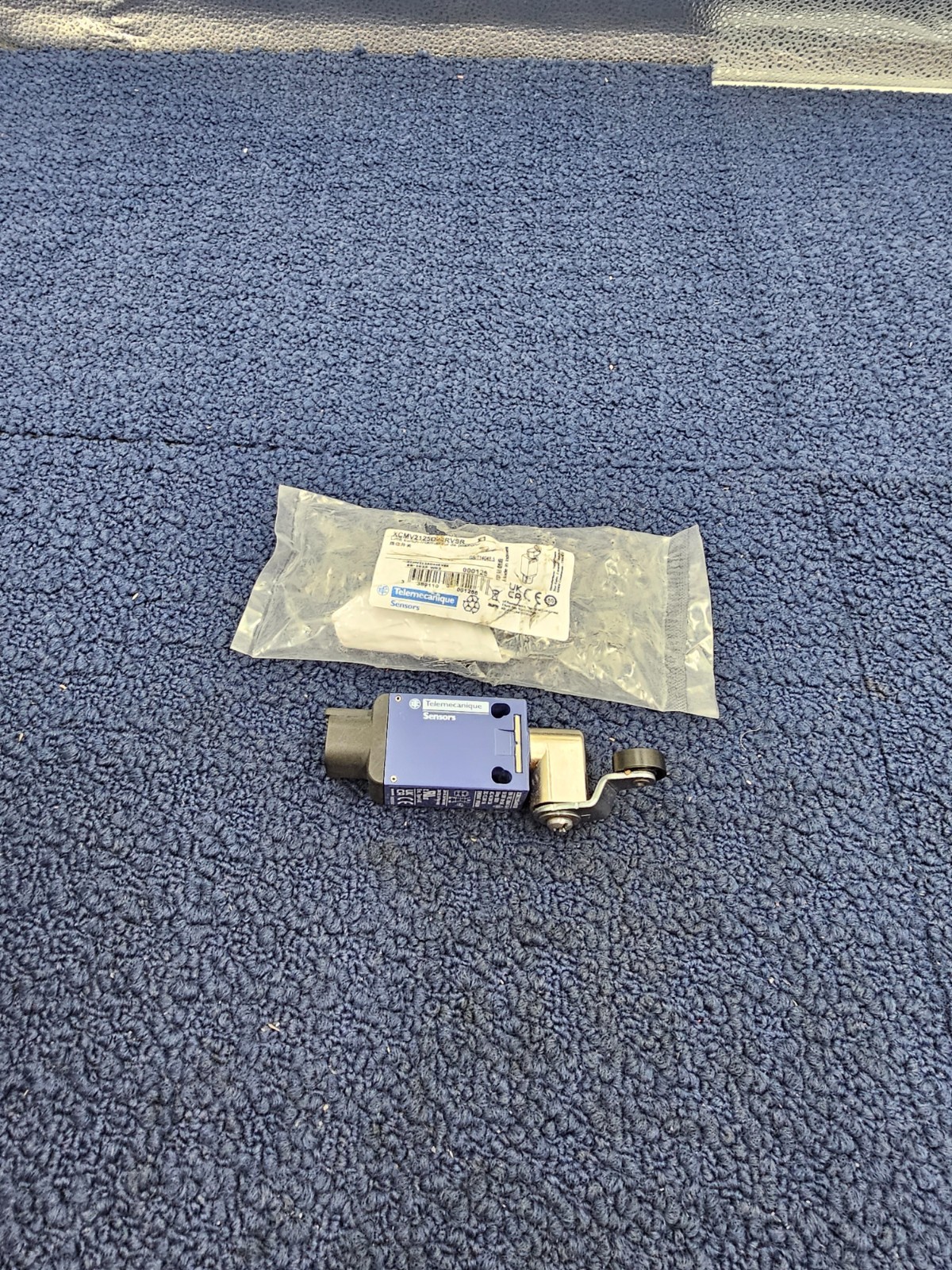 Telemecanique XCMV2125D44RVSR Sensor Limit Switch