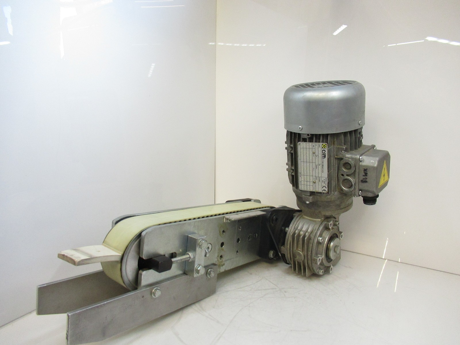 Cleated 16″ Conveyor W/ CSM H71A4 Gearmotor, 1380RPM