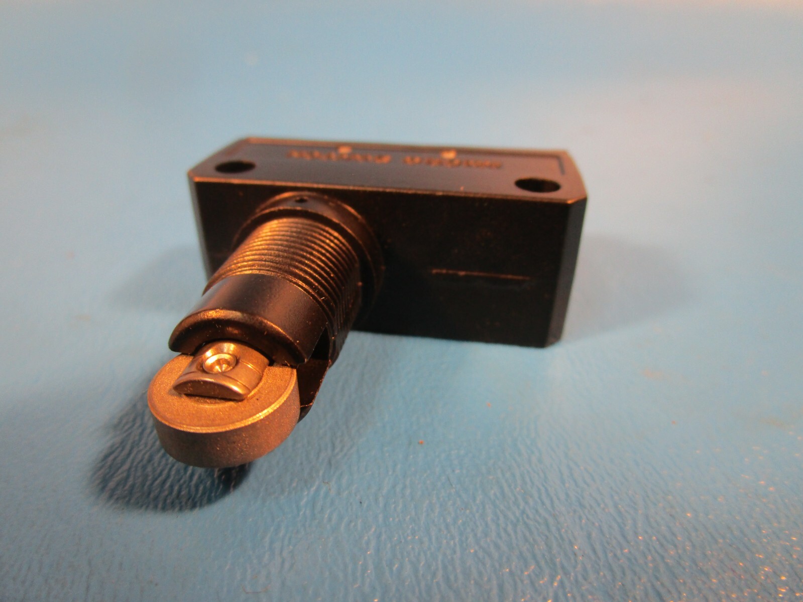 Yamatake Sl1-Ak2 Micro Limit Switch, YAMATAKE 9932P with Base (Honeywell)