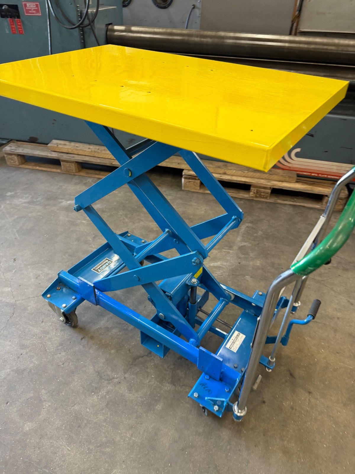 Dandy Lift Model A-350W Manual Hyd. Load Capacity 770# 36″ X 24″ Platform