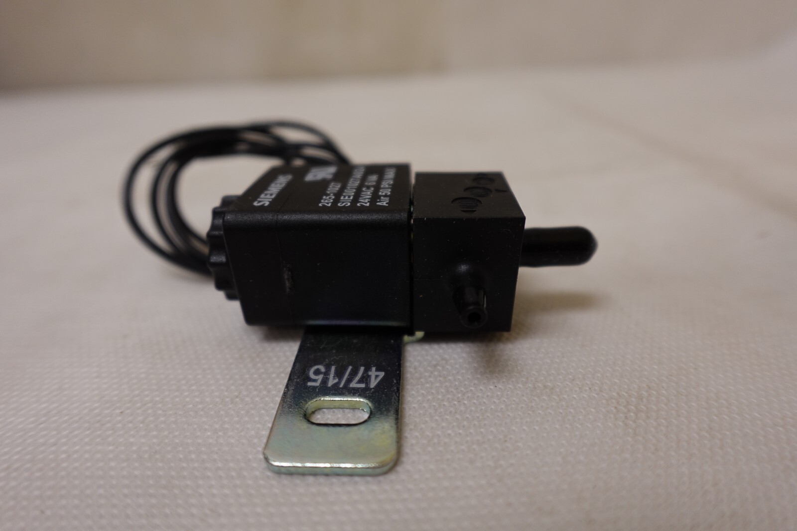 Siemens 265-1027 Solenoid Air Valve (EP) 3 Way Electro Pneumatic 24VAC 50PSI Max