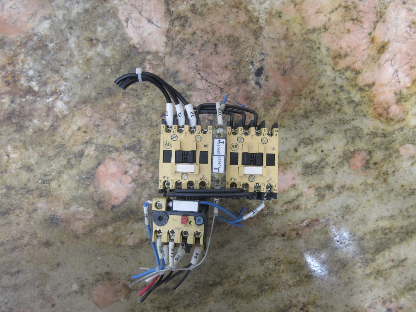 ALLEN BRADLEY CONTACTOR 104-A12NZ243 SER A 100-A12NZ*3 SER B 690V 22A 193-BSB 22