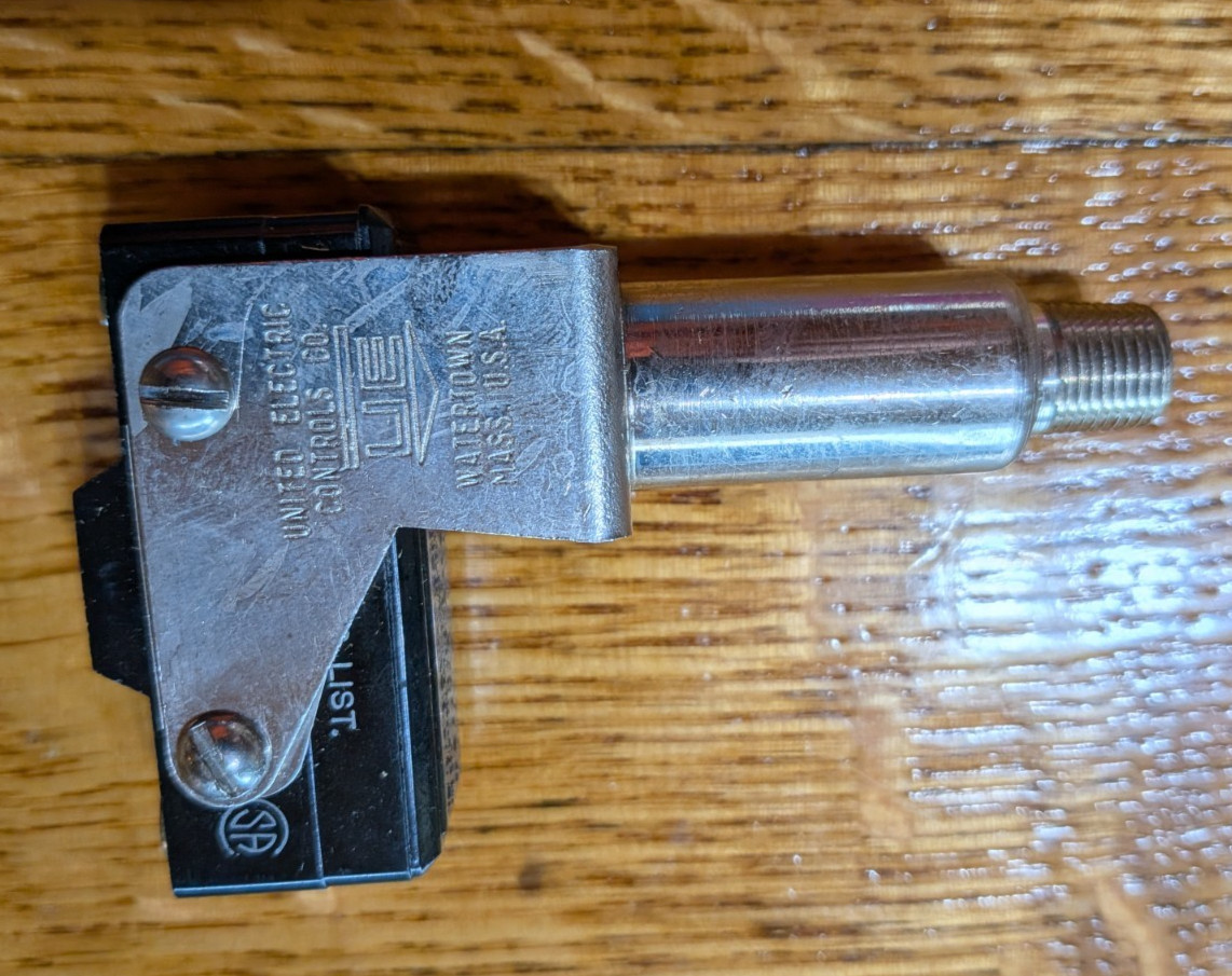 United Electric J40 9598 Pressure Switch – New in Box!