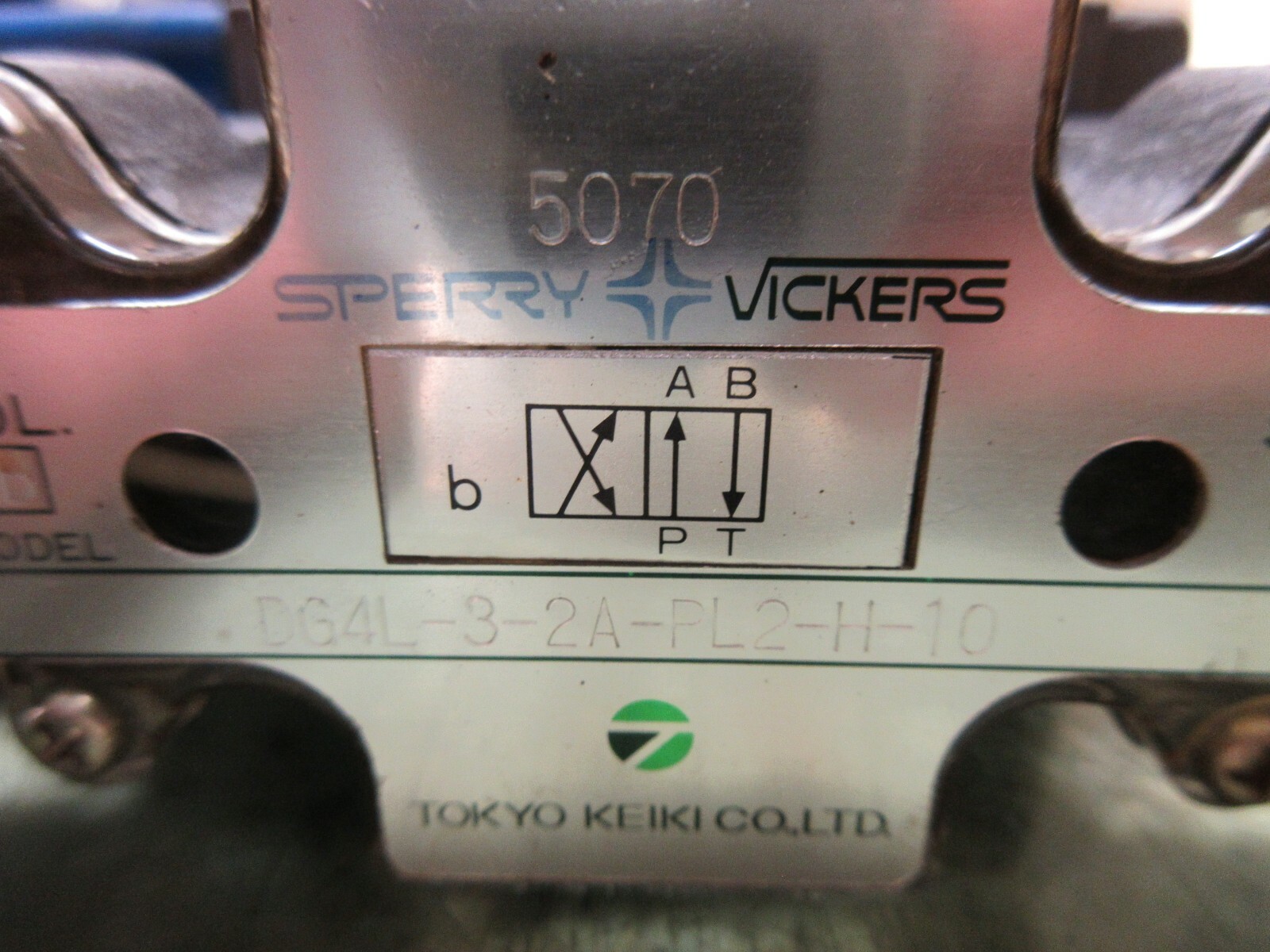 SPERRY VICKERS VALVE DG4L-3-2A-PL2-H-10 5070 VALVE LOT OF 3 PIECES
