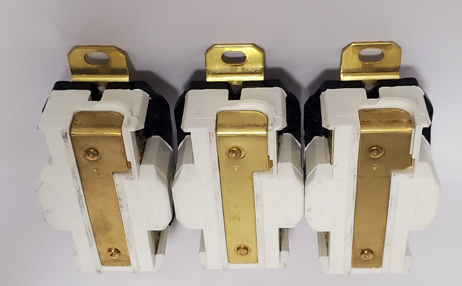 TWIST LOCK RECEPTACLE 30A.125/250V / 2710A HUBBELL – LOT OF 3