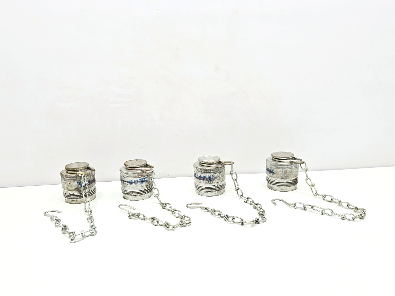Aeroquip 5100-S9-16S 1″ NPT,c/w Dustplug & Chain LOT OF 4