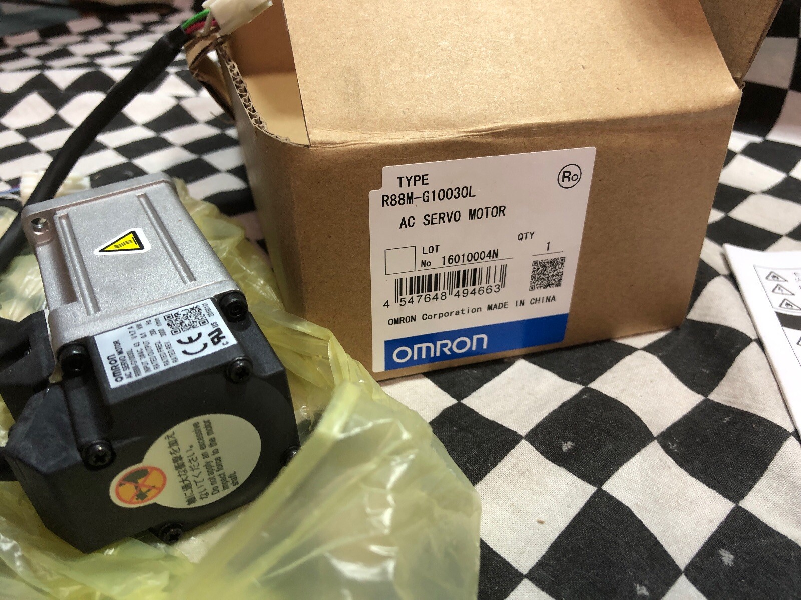 OMRON Servo Motor, R88M-G10030L, SHIPSAMEDAY#1540P1