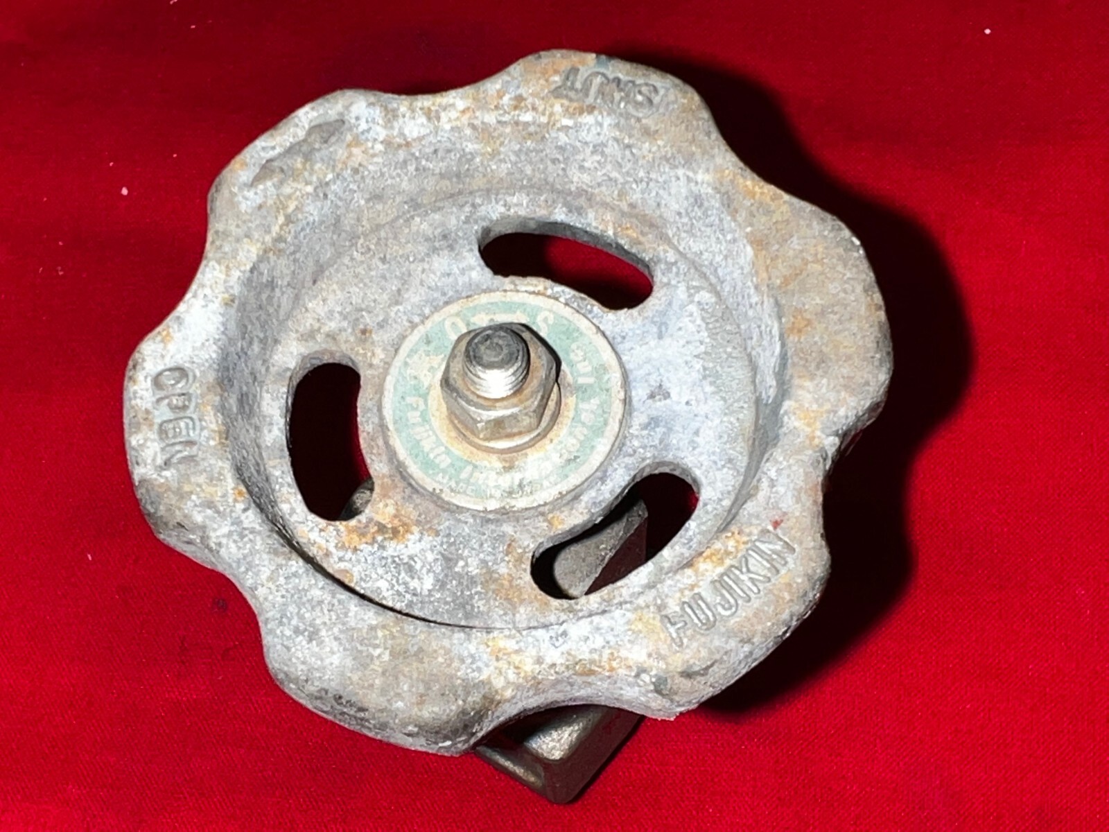 FUJIKIN NEEDLE VALVE 260K-1/4 1/4″ PORT 90° ANGLE 316 SS 2-1/4″ HANDLE DIA.