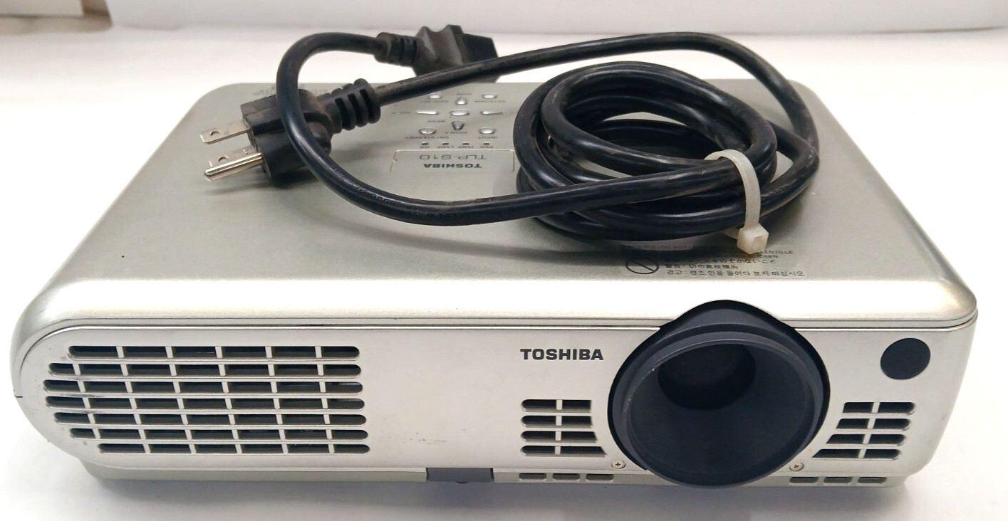 TOSHIBIA TLP-S10 PROJECTOR RESOLUTION 800 X 600 LUMENS 1200 CONTRAST 400:1