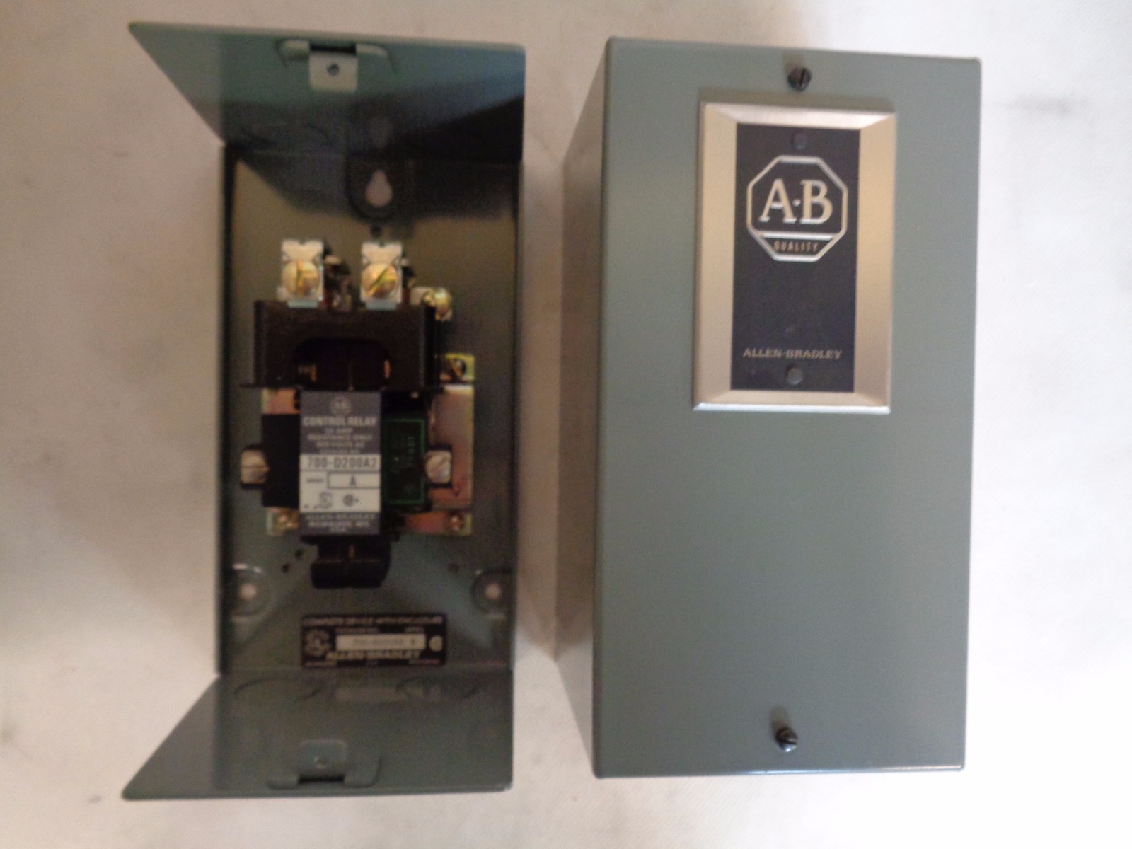 NEW ALLEN BRADLEY 700-D201A2 SER B AC CONTROL RELAY 240 V