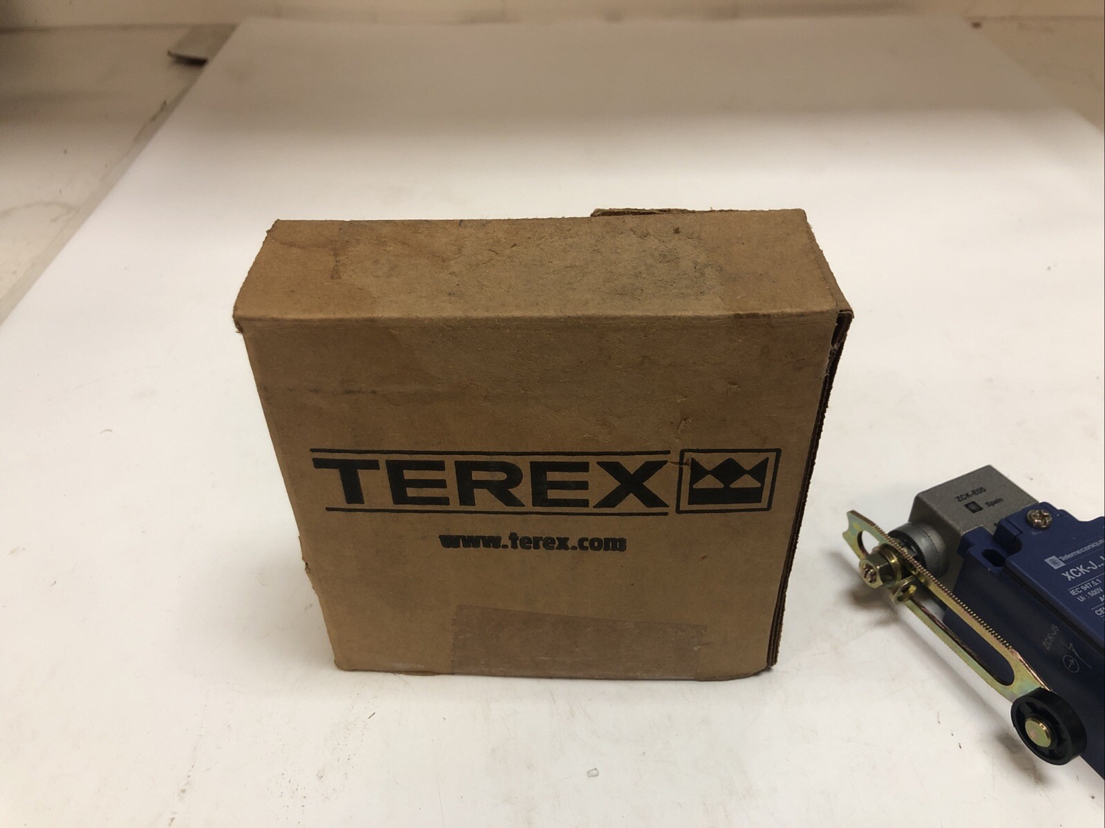 1 New Telemecanique Limit Switch With Arm XCK-J…H29, Ui 500V, AC 15. 240V 3A