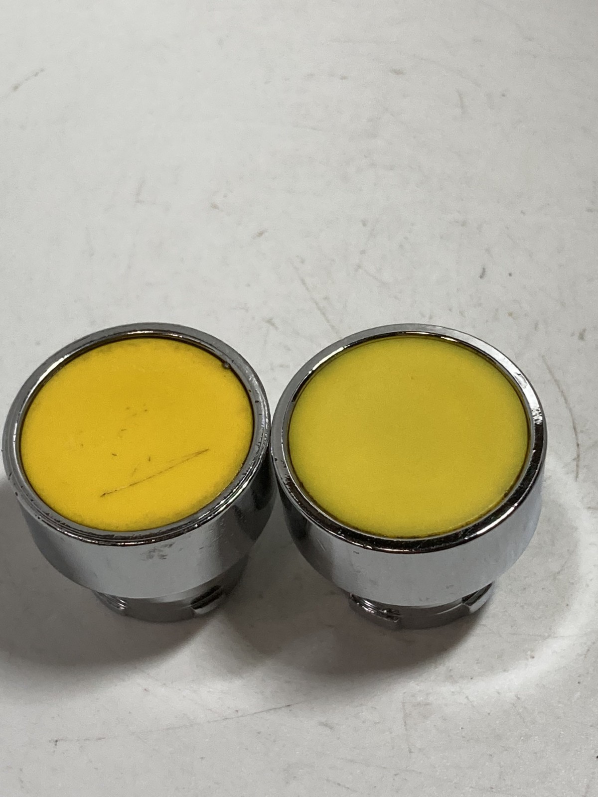 SCHNEIDER ZB4 BA5 PUSHBUTTON OPERATOR FLUSH YELLOW (LOT OF 2)